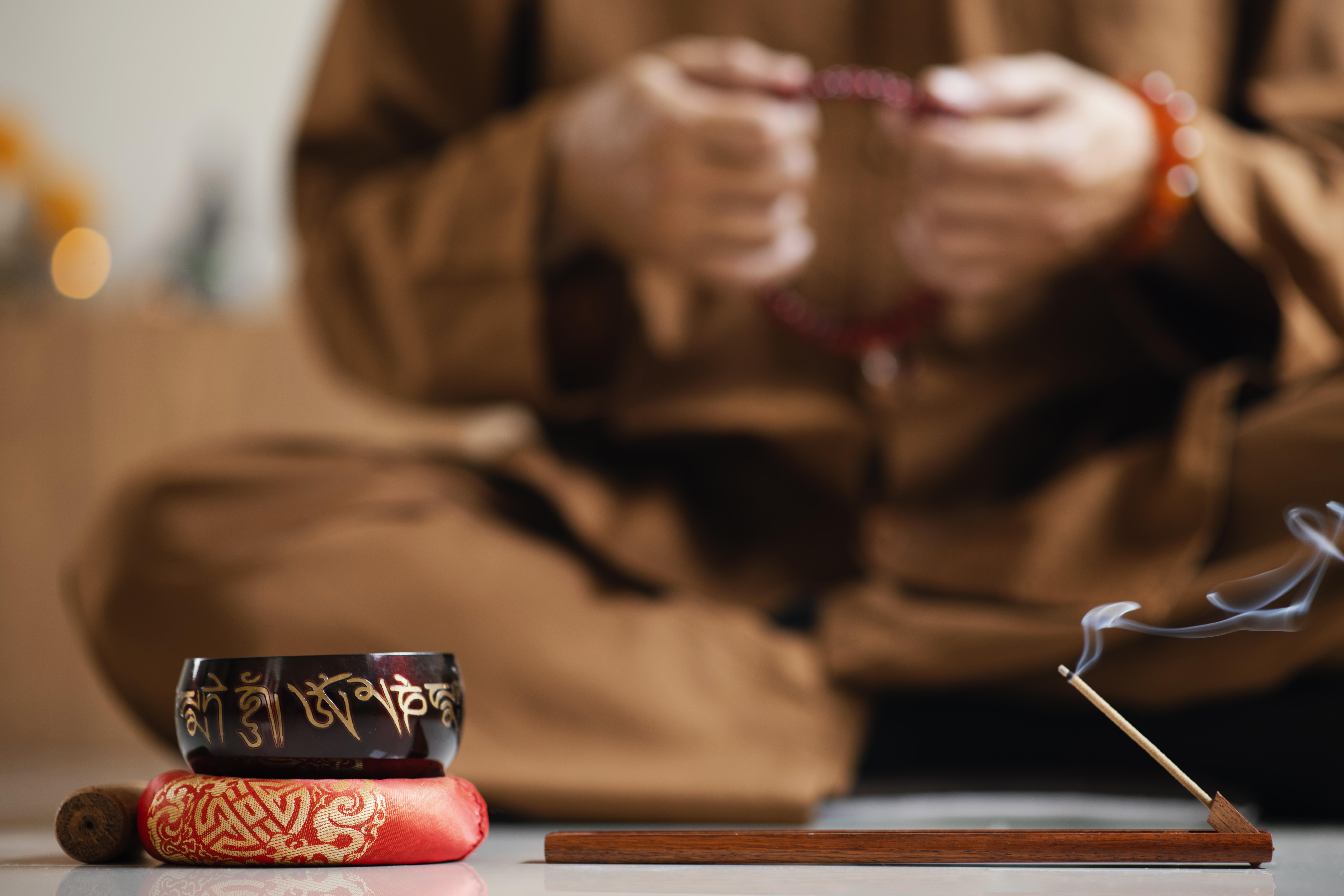 "Feng shui master" scams SG followers thousands of dollars with threats to curse them