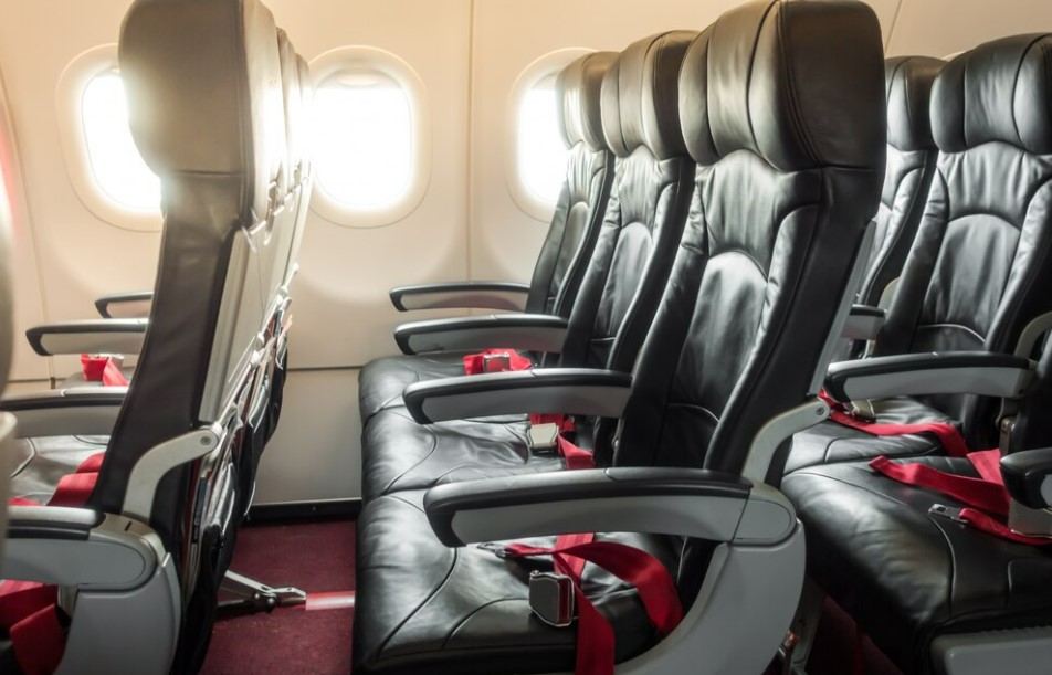 SG flight passenger who got "squeezed" asks: "Should it be made mandatory for plus-size people book 2 seats instead of 1?"