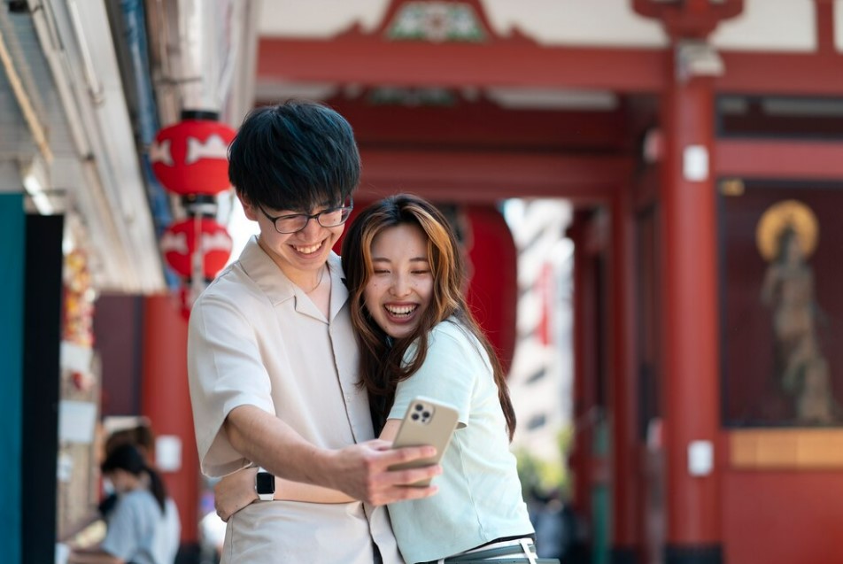 Man loves his "Chinese girlfriend" but his family rejects her, saying she just wants SG citizenship