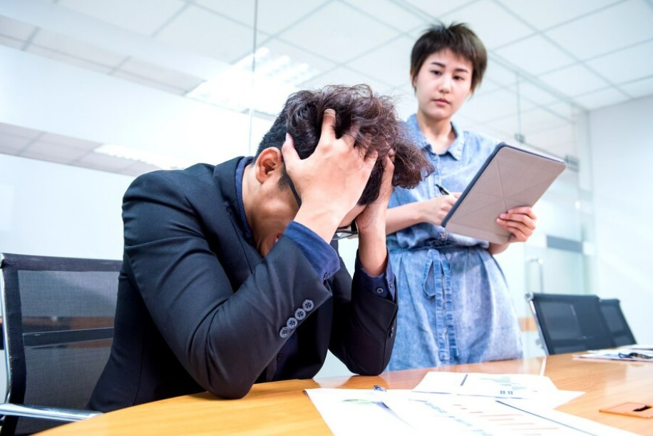 "Should I leave or not?" — Employee asks because he's miserable 4 days into his new job