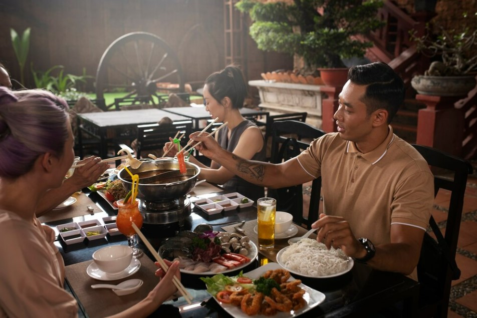 Woman pleads with employers to buy food for their helpers when dining out at restaurants