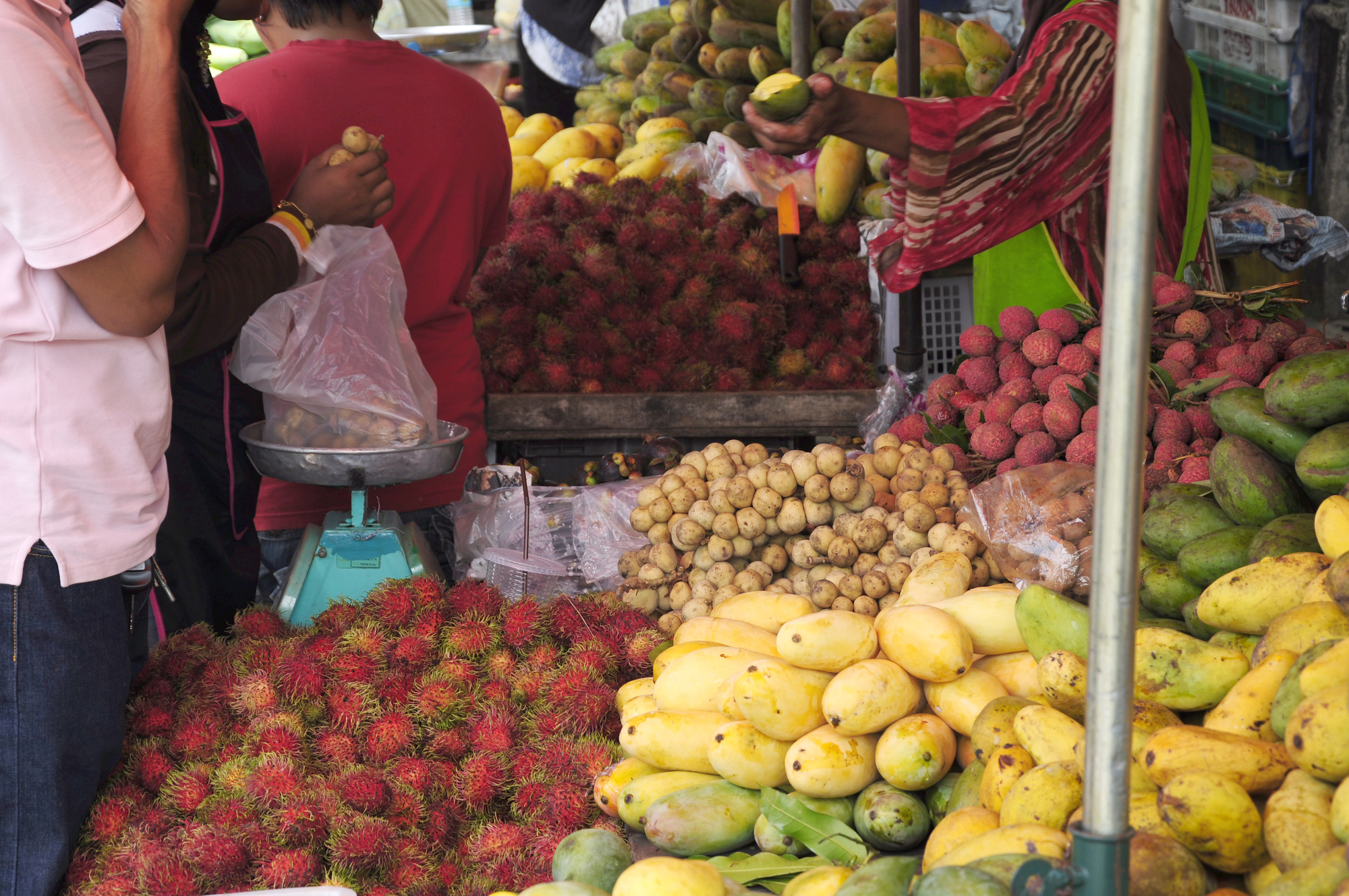Singaporeans shopping and dining in JB causing concern for Johoreans' cost of living