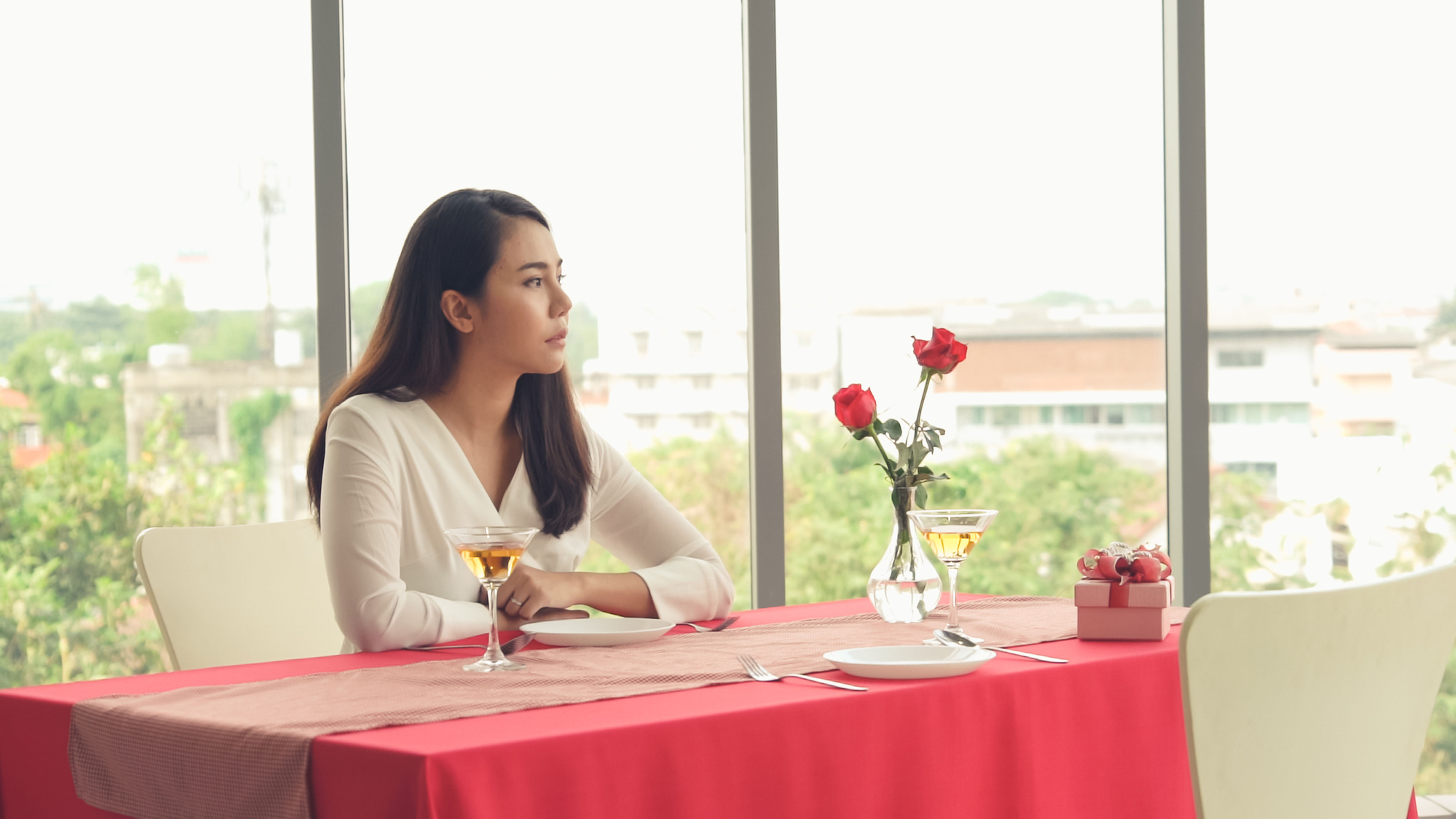 29yo woman says "she feels left out" during gatherings because she's still single and doesn't own a house