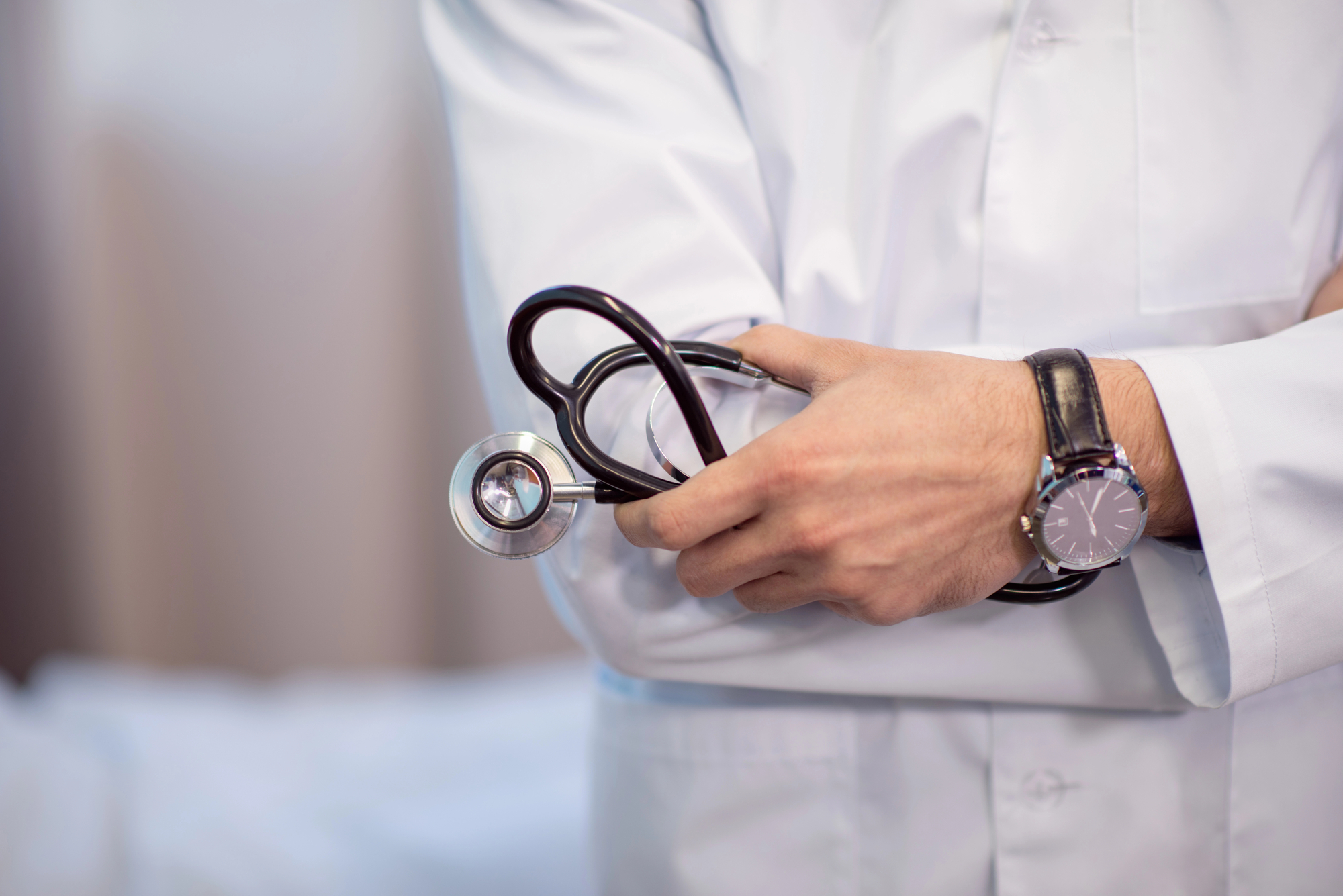 Woman asks why Singapore doctors "can't even say hi" to nurses and medical receptionists
