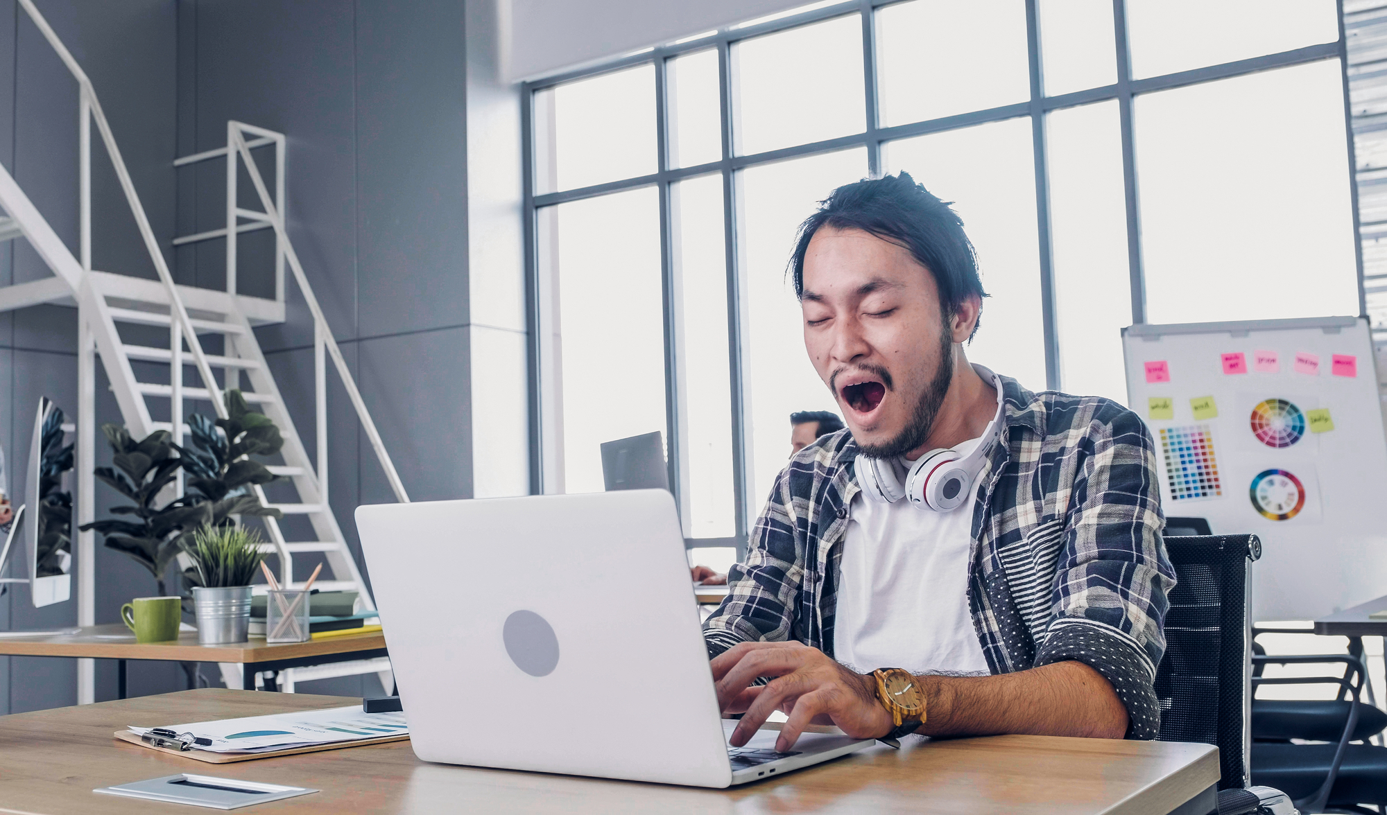 Singaporean earning S$4.1K/month wants to quit his job because it's "so chill" that he feels like “rotting there”