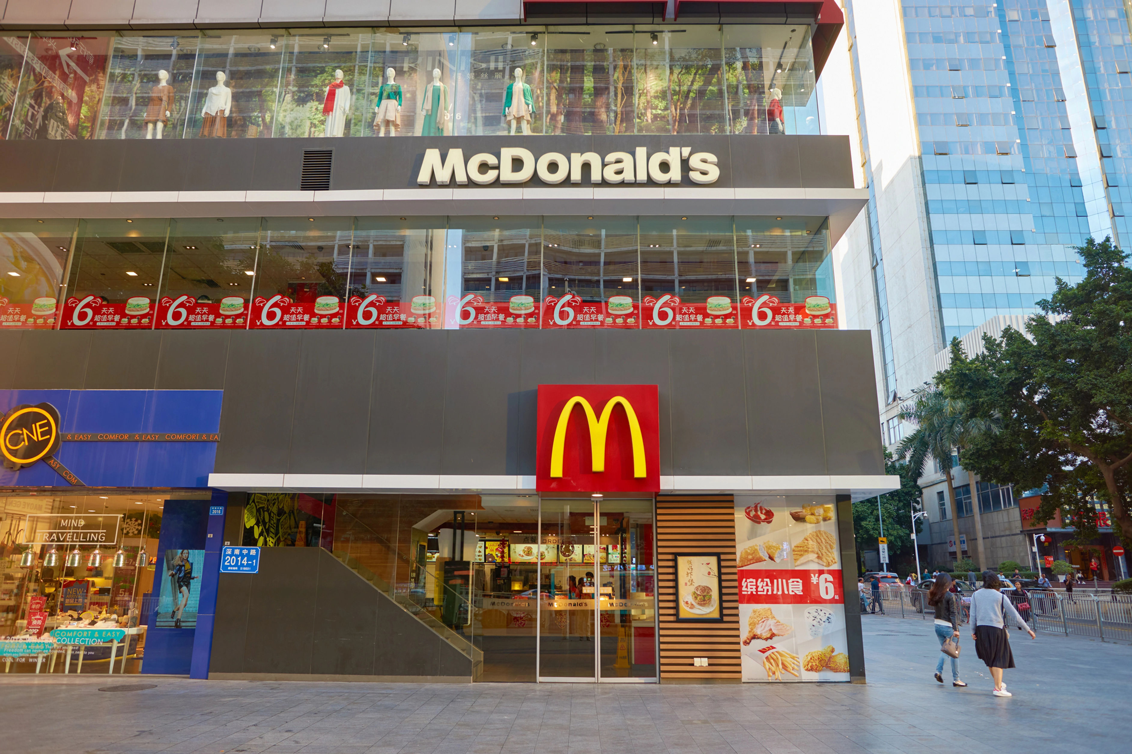 Proud to be Singaporean: McDonald's waitress in China praises Singapore teen customer for clearing his own food tray