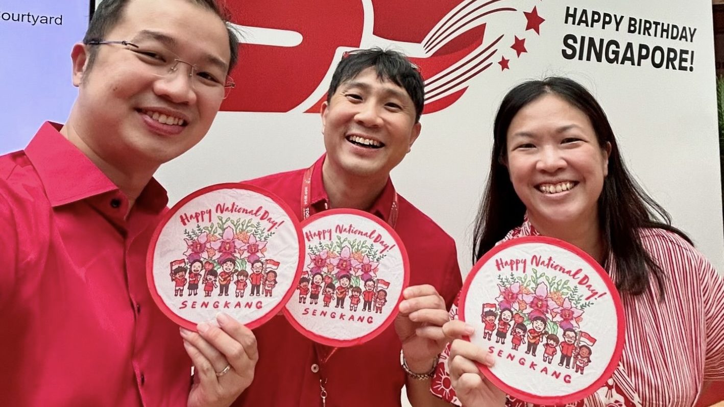 “It’s getting hotter and hotter here” — WP’s Sengkang team distributes fans to residents for National Day amid heat and humidity