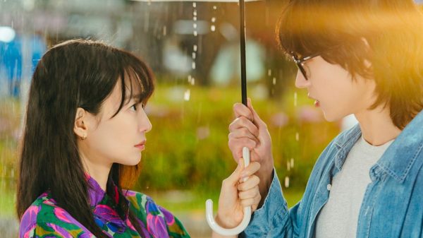 Shin Min Ah and Kim Young Dae have a romantic moment in new drama “No Gain No Love”