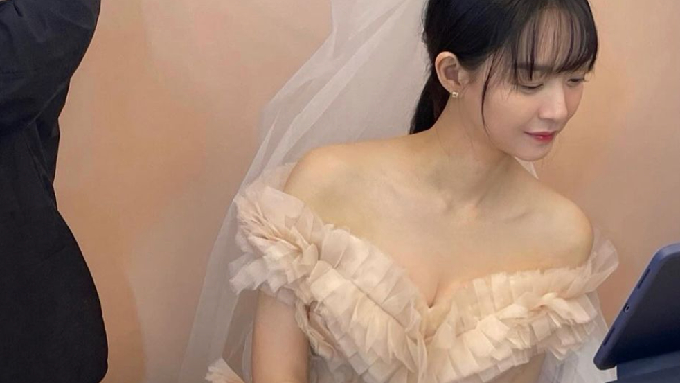 Shin Min Ah dazzles her wedding gown while she teases fans with her new drama role in “No Gain, No Love”