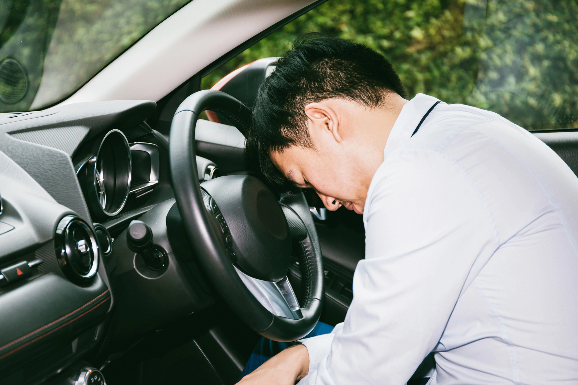 Man quits his IT job due to stress but ends up driving for Grab/Gojek 14 hours a day because he can’t find another job