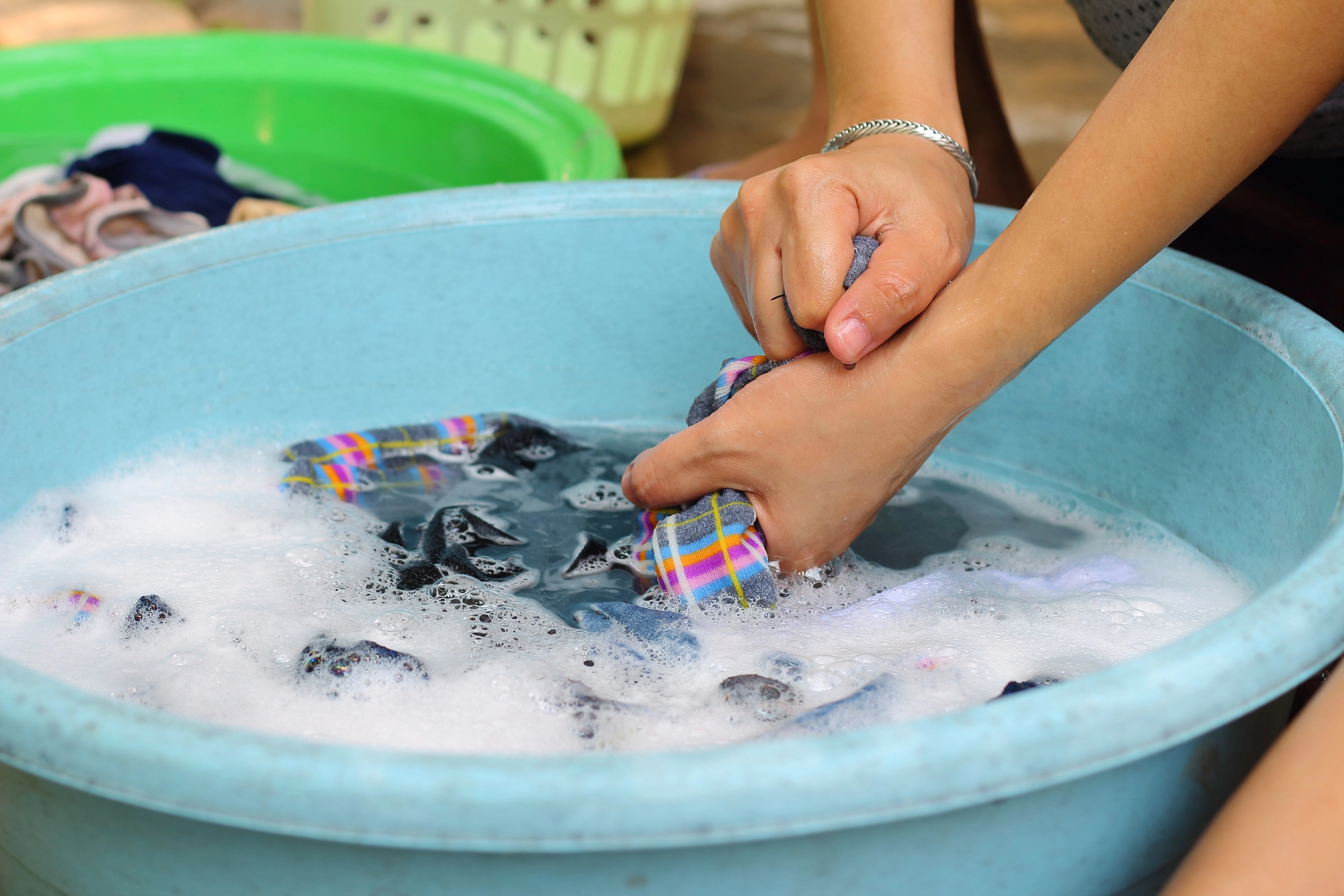 Maid says her employer forces her to wash clothes by hand for 9 people in the house even though they have a washing machine