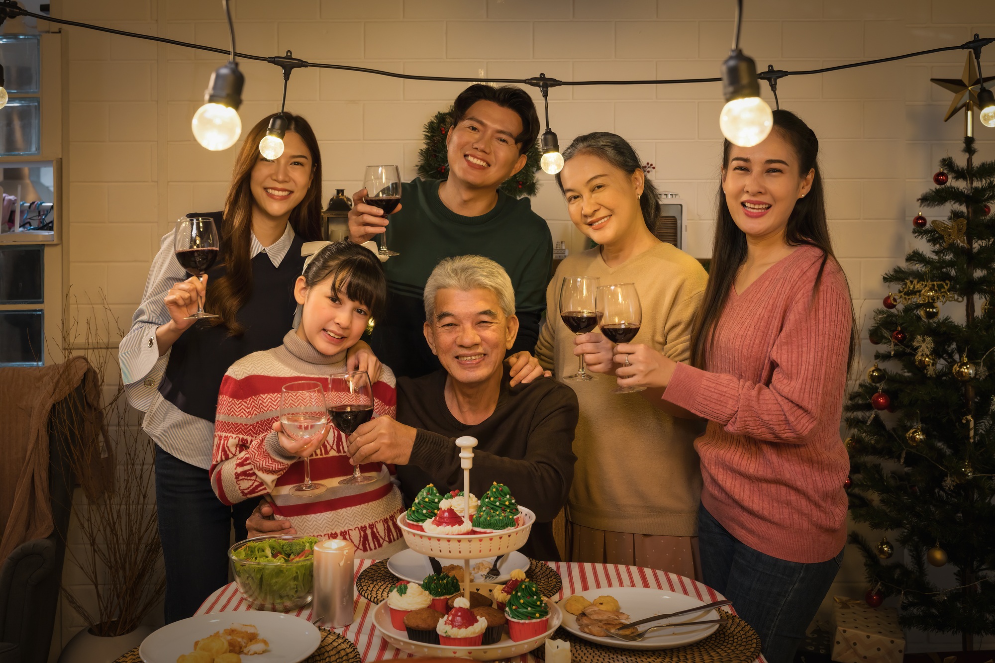 "Is this a new thing?" — Singaporean asks after his relatives charge "$28 per pax" entrance fee for visiting their house during Xmas & CNY
