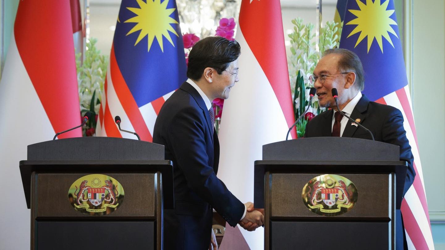 PM Lawrence Wong and PM Anwar Ibrahim at the signing of JS-SEZ deal at Malaysia-Singapore's first Leaders Retreat