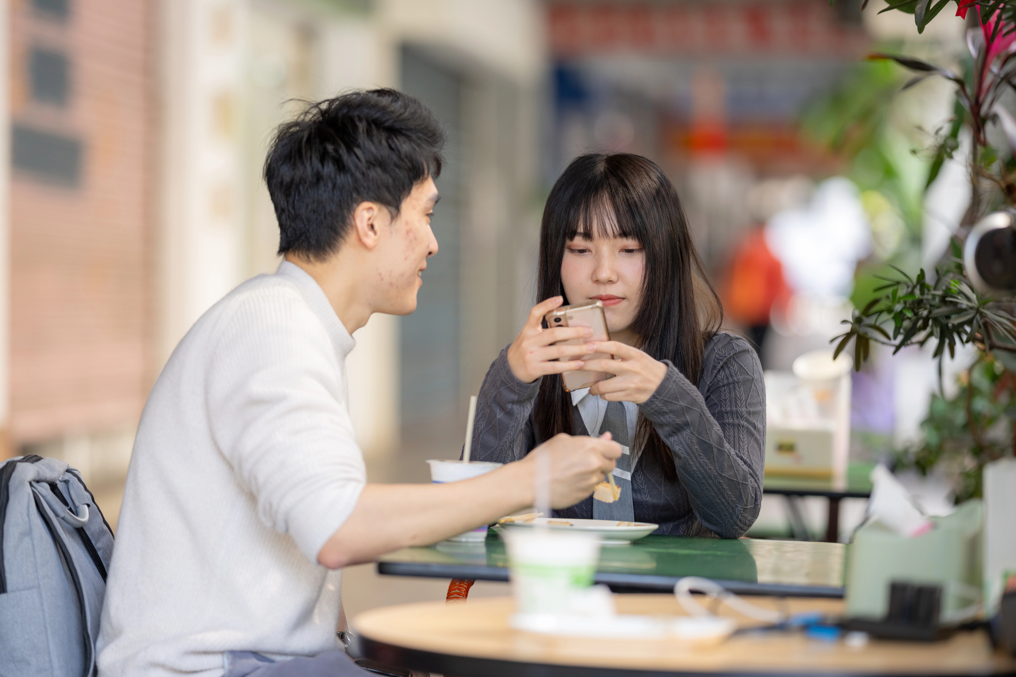Woman sees ‘red flags’ after her date split the bill and did not ensure she got home safely—netizens disagree