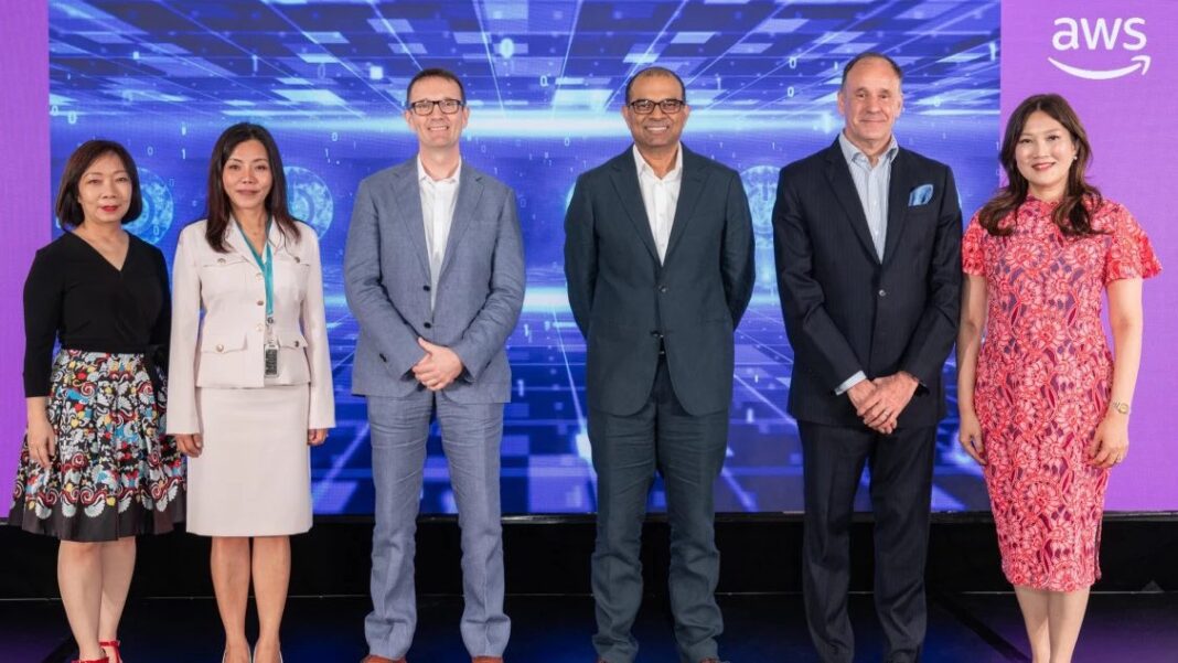 From left to right: Lisa Tay, Director, People Experience Team, AWS APJ; Priscilla Chong, Country Manager, AWS Singapore; Jeff Johnson, Managing Director, AWS ASEAN; Dr Janil Puthucheary, Senior Minister of State for Digital Development and Information; Jaime Valles, Vice President, AWS APJ; Elsie Tan, Country Manager, Worldwide Public Sector, AWS Singapore.