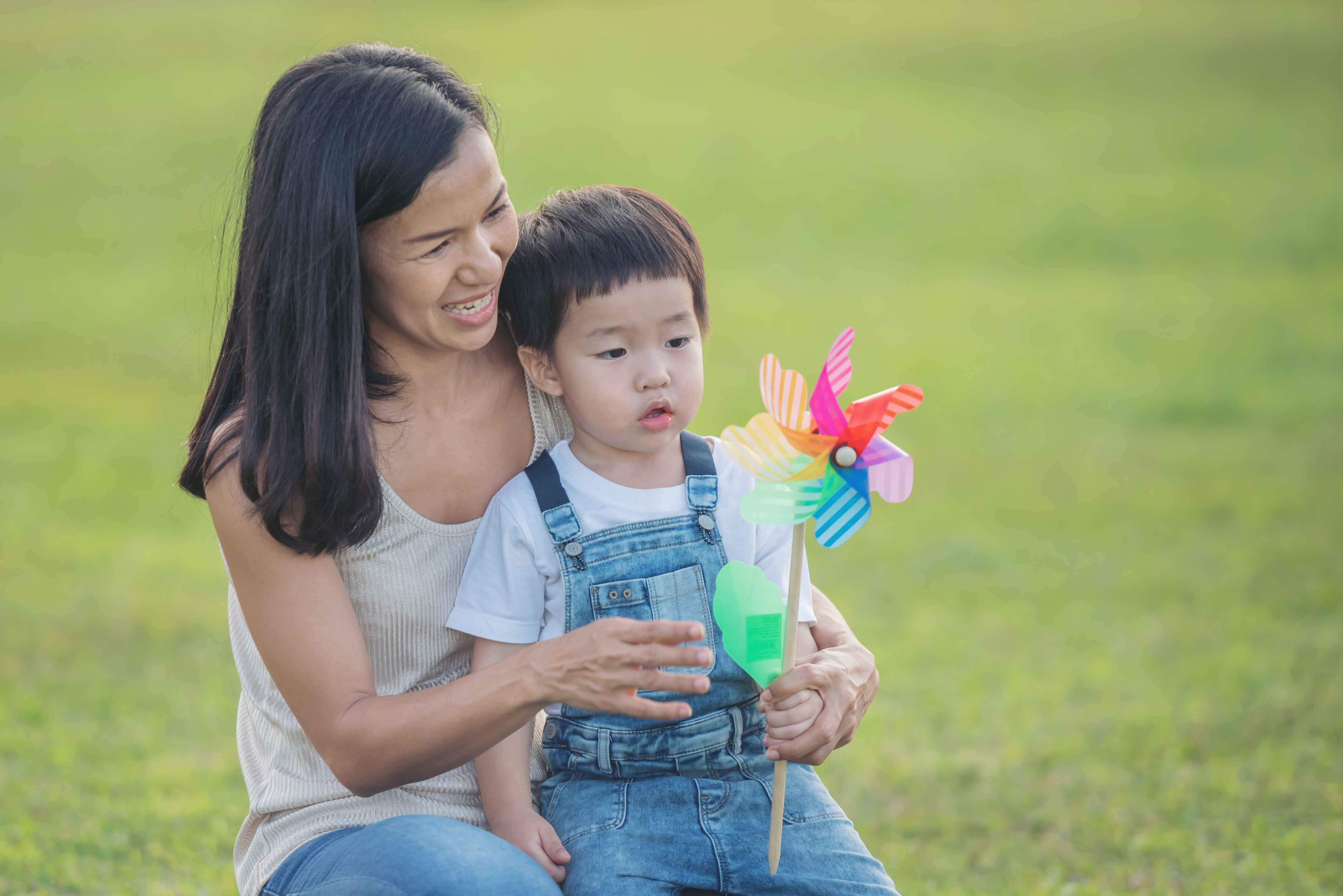 Employer concerned as maid spends time playing with her kids, but netizens reassure her it’s harmless