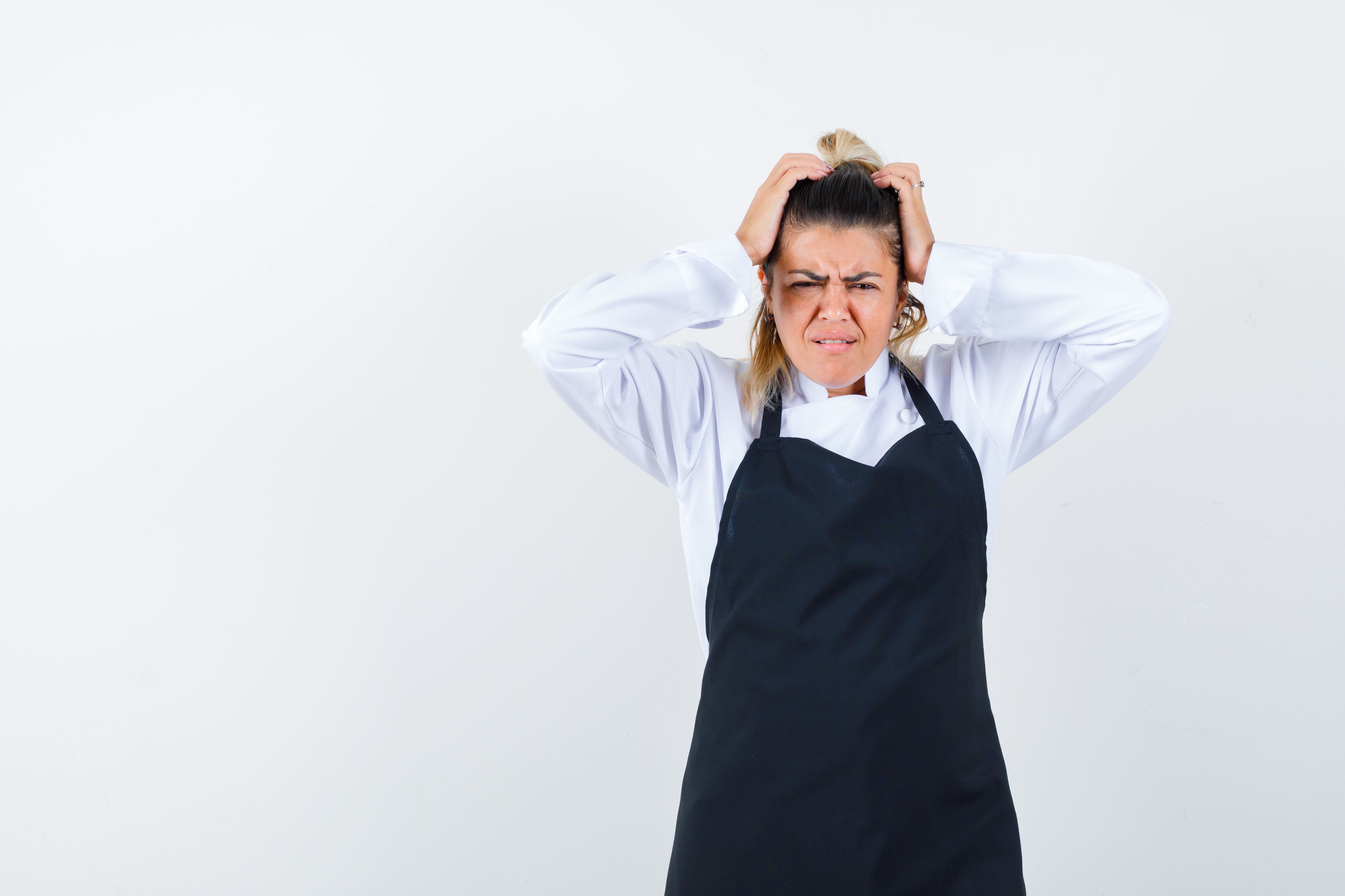 Pastry chef questions career path after demotivating feedback—Netizens weigh in