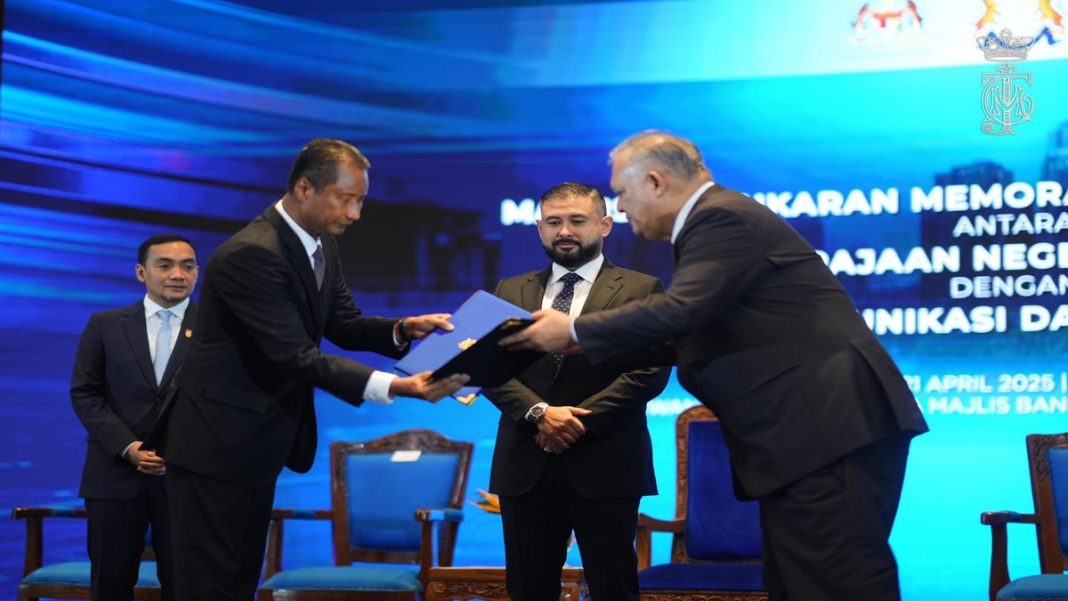 Johor Chief Minister Onn Hafiz Ghazi, Johor Regent Tunku Ismail, Johor State Secretary Tan Sri Azmi Rohani, and MCMC Chairman Tan Sri Mohamad Salim Fateh Din