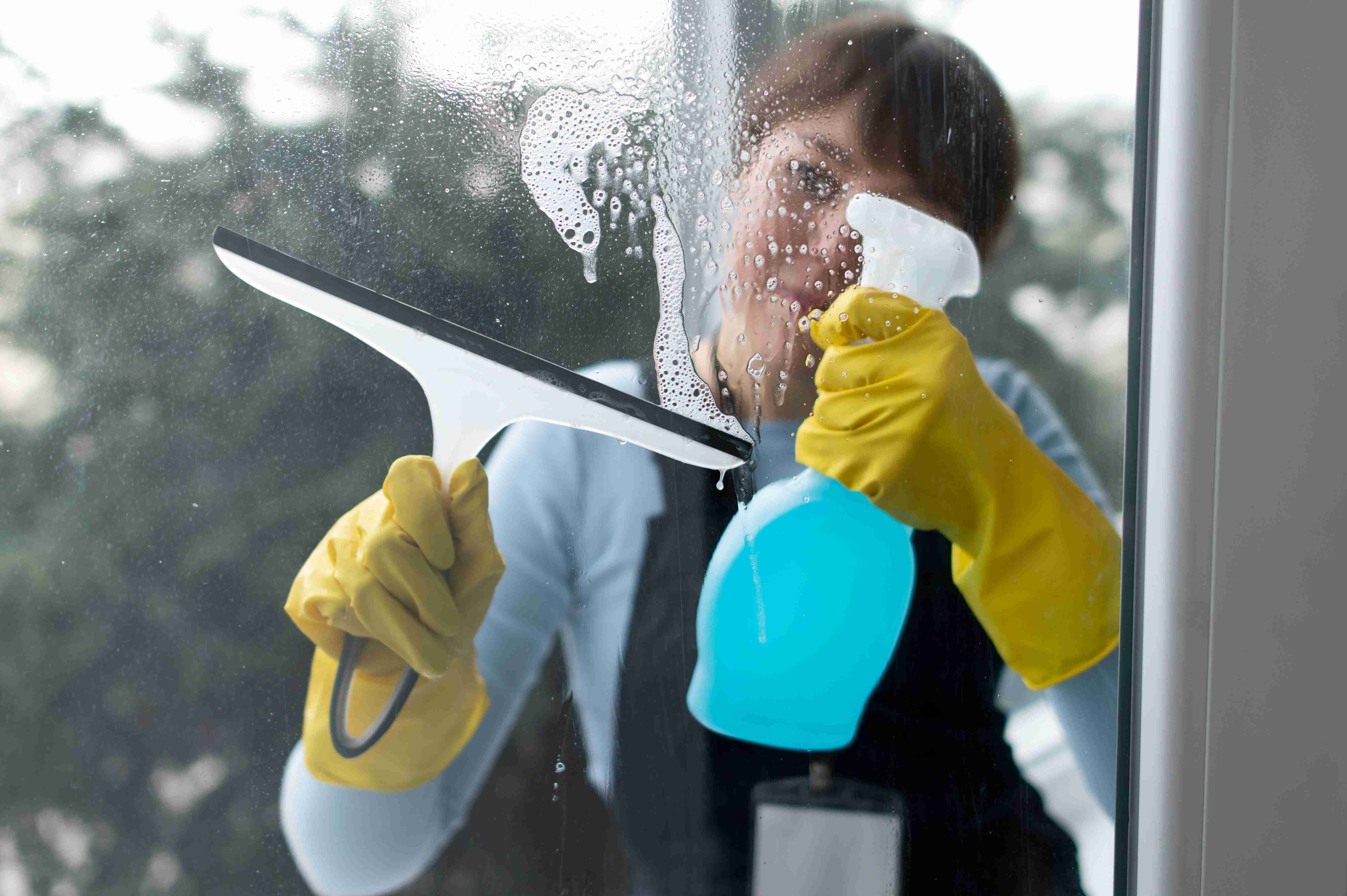 Maid says she was tasked to clean window exteriors on 8th floor once a month, asks netizens for advice