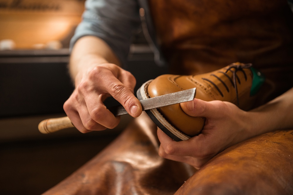 Legless Chinese shoemaker impresses public with English fluency, dreams of delivering speech at Harvard