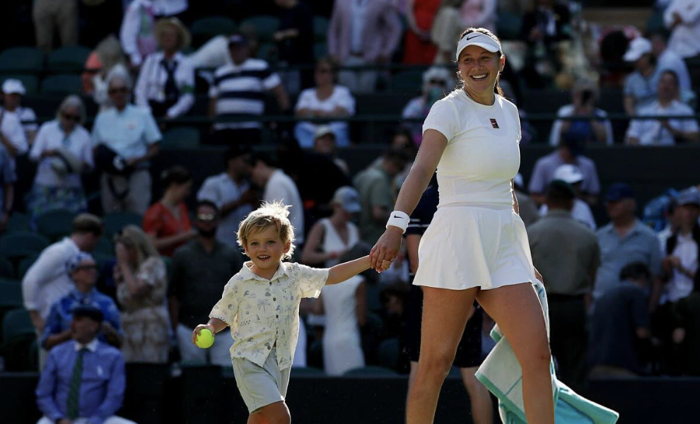 'The best aunt'—Amanda Anisimova celebrates reaching Wimbledon semifinals with nephew on the grass courts