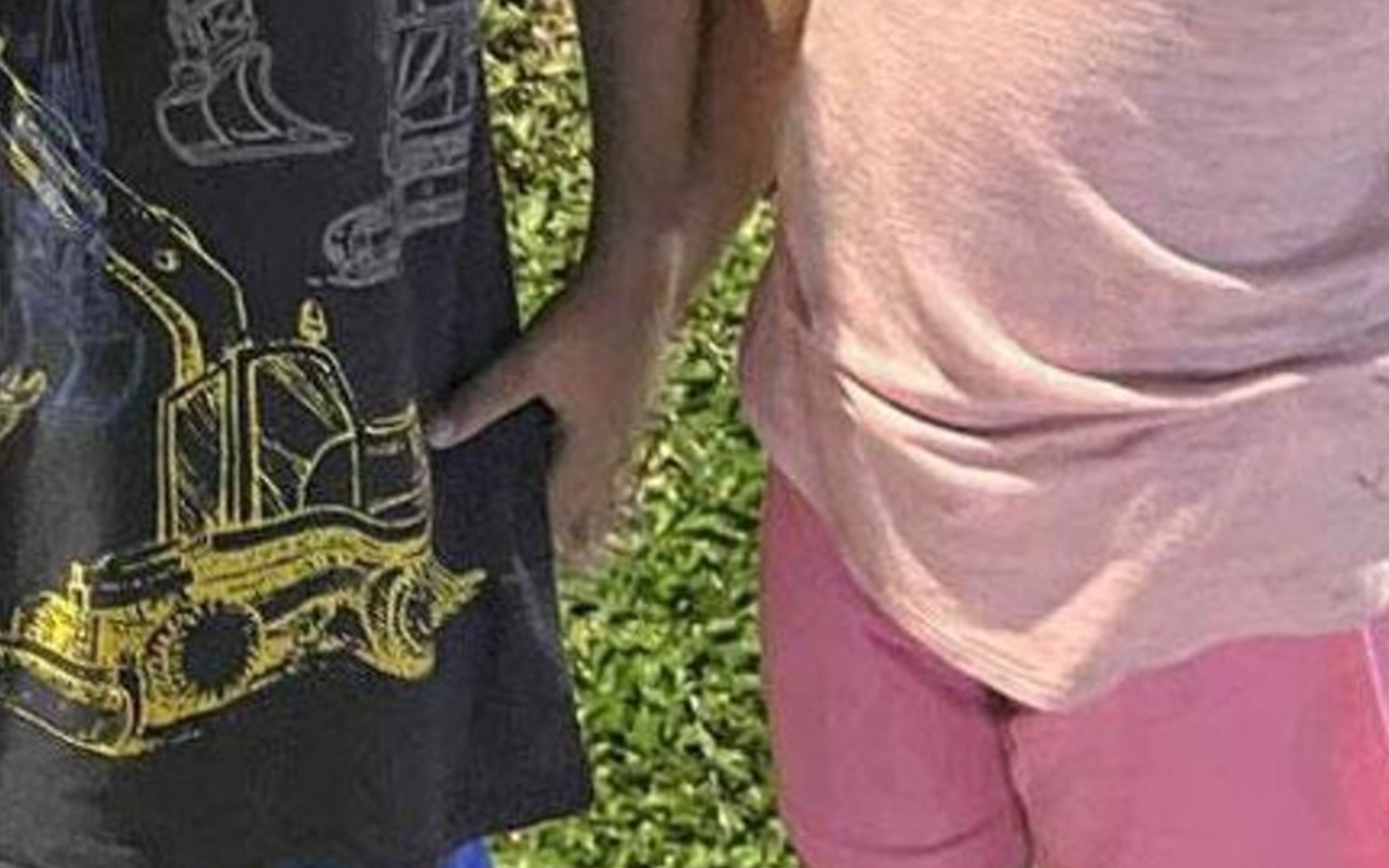 GrabFood rider helps lost 6-year-old twins wandering Sembawang alone at 1am