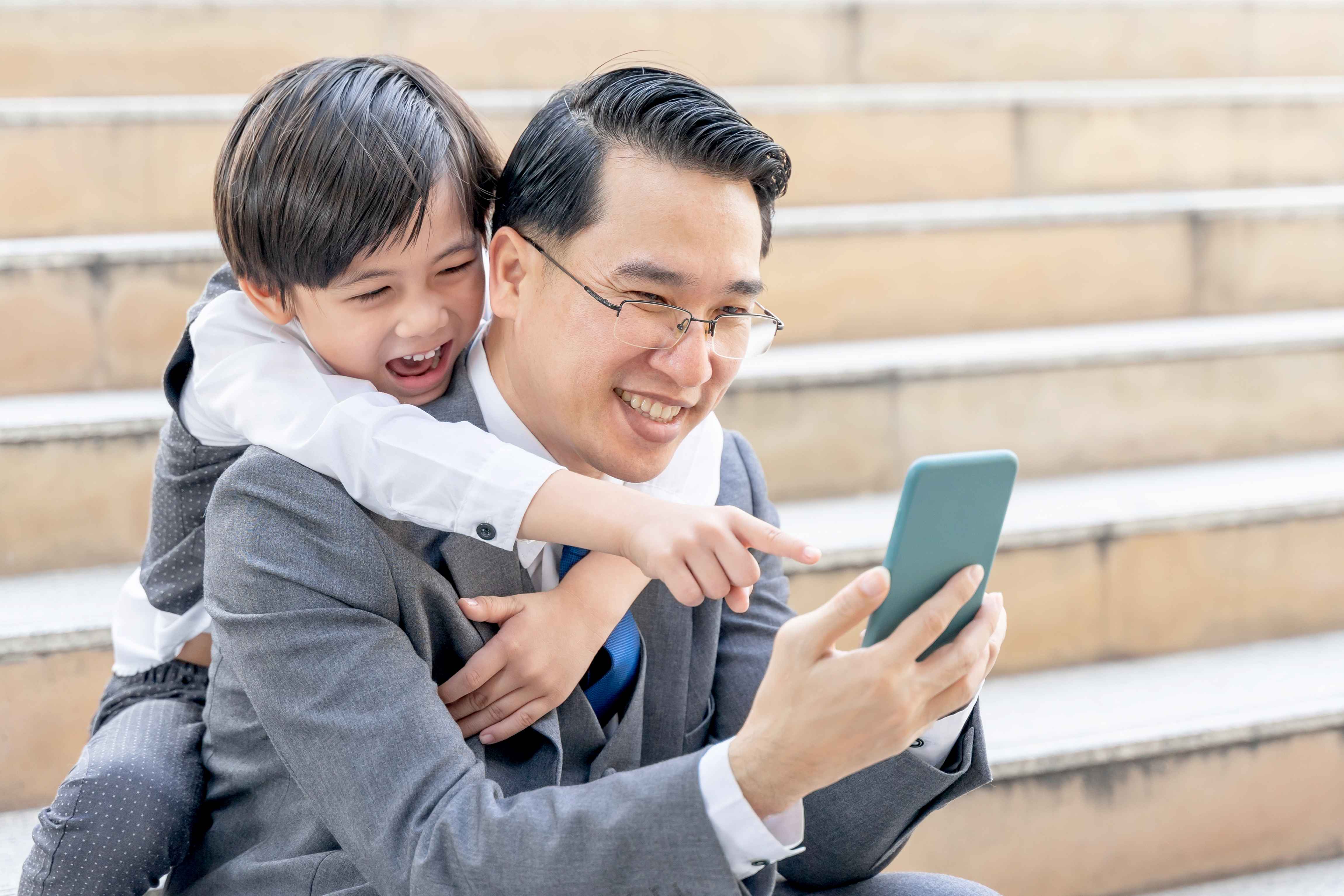 ‘It’s their money’: SG dad invests all Baby Bonus & ang bao money for kids' future; aims to give children S$50K each at 25