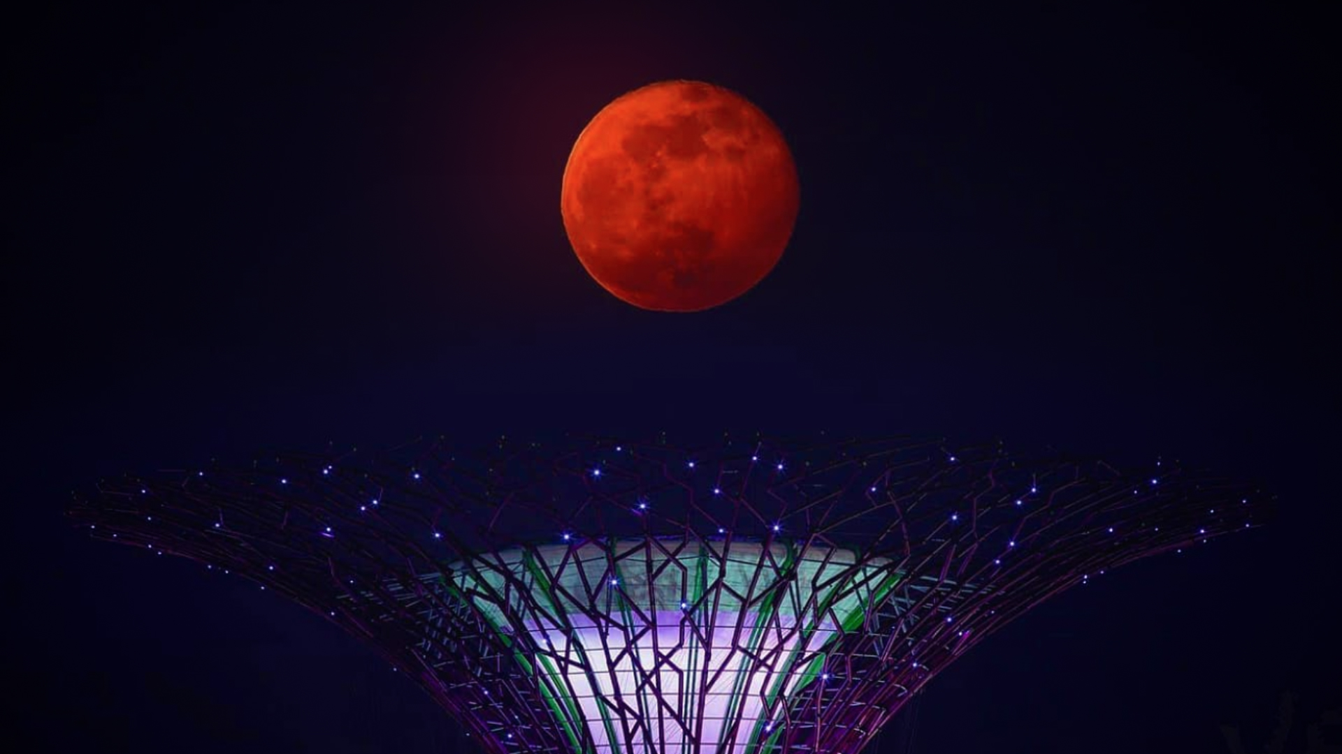 Singapore gets moonstruck! — The Little Red Dot gets a big red blood moon painting its sky dark crimson close to midnight on Sept 7