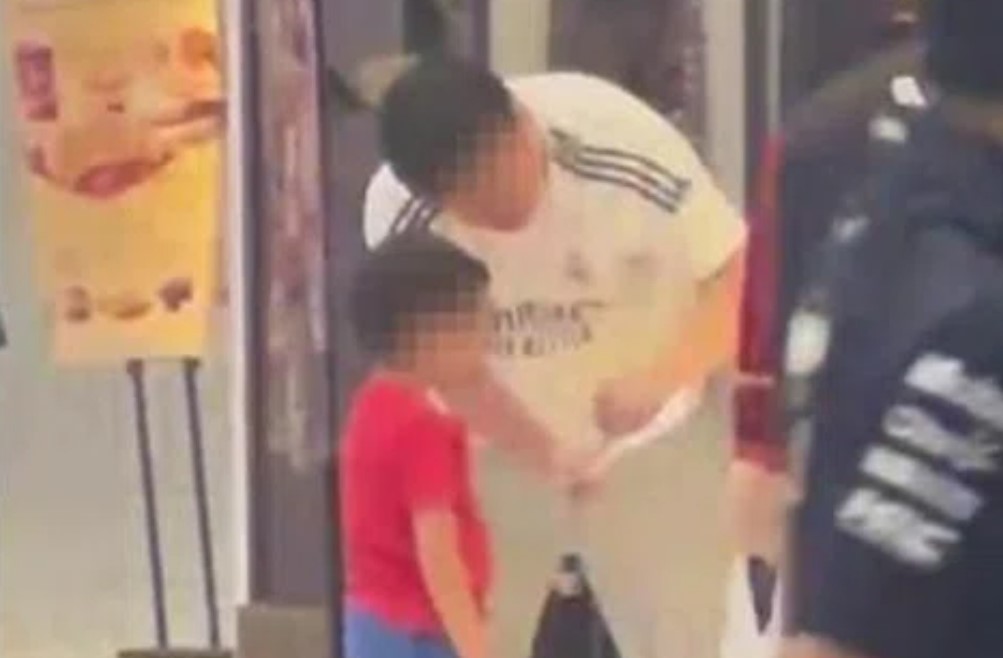 'Scary to watch' — Dad spotted berating son over maths at Suntec City Mall while child sobs