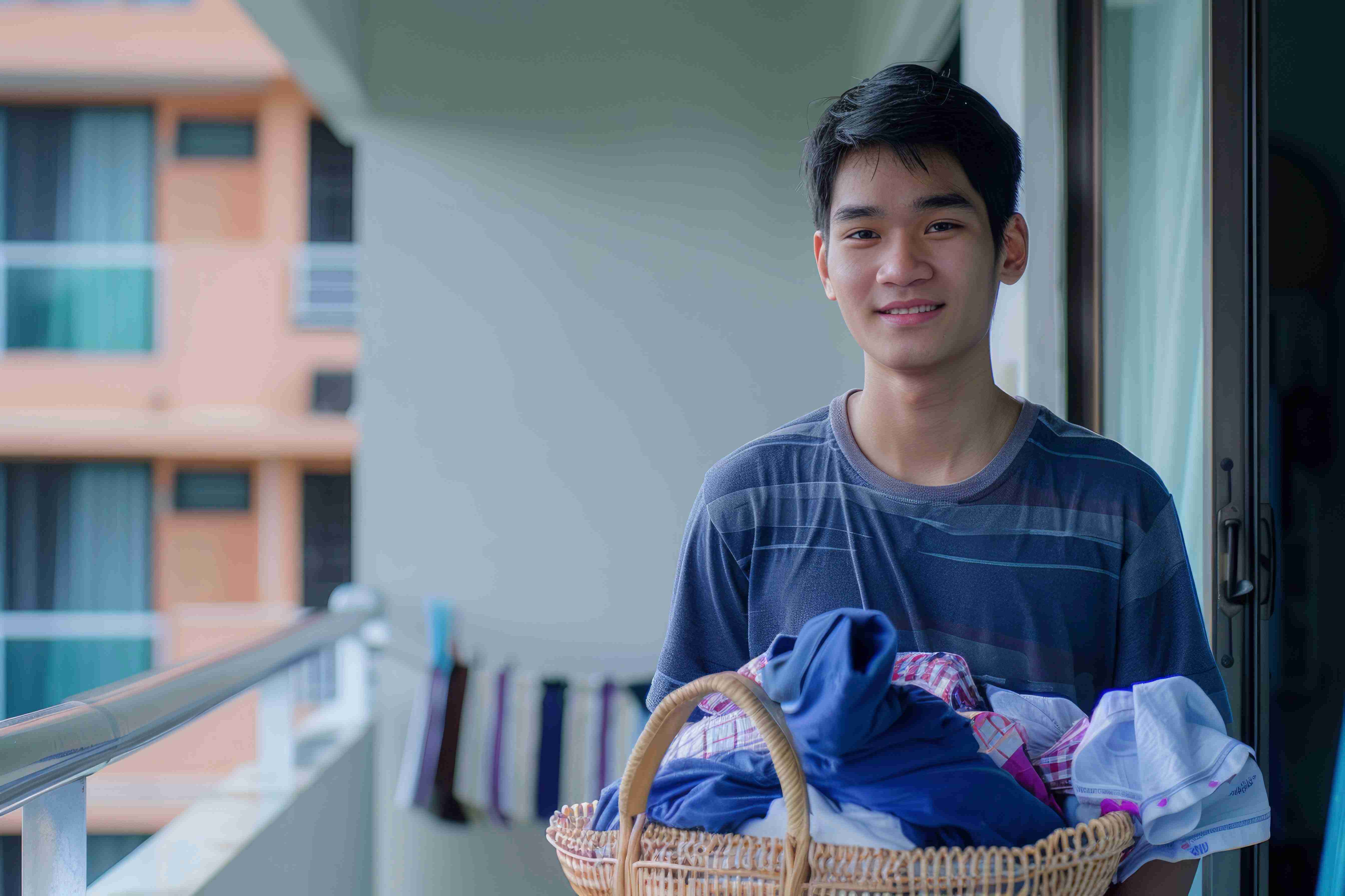 Man who aspires to be a ‘house husband’ draws criticism for saying he wants a GF who earns more than him