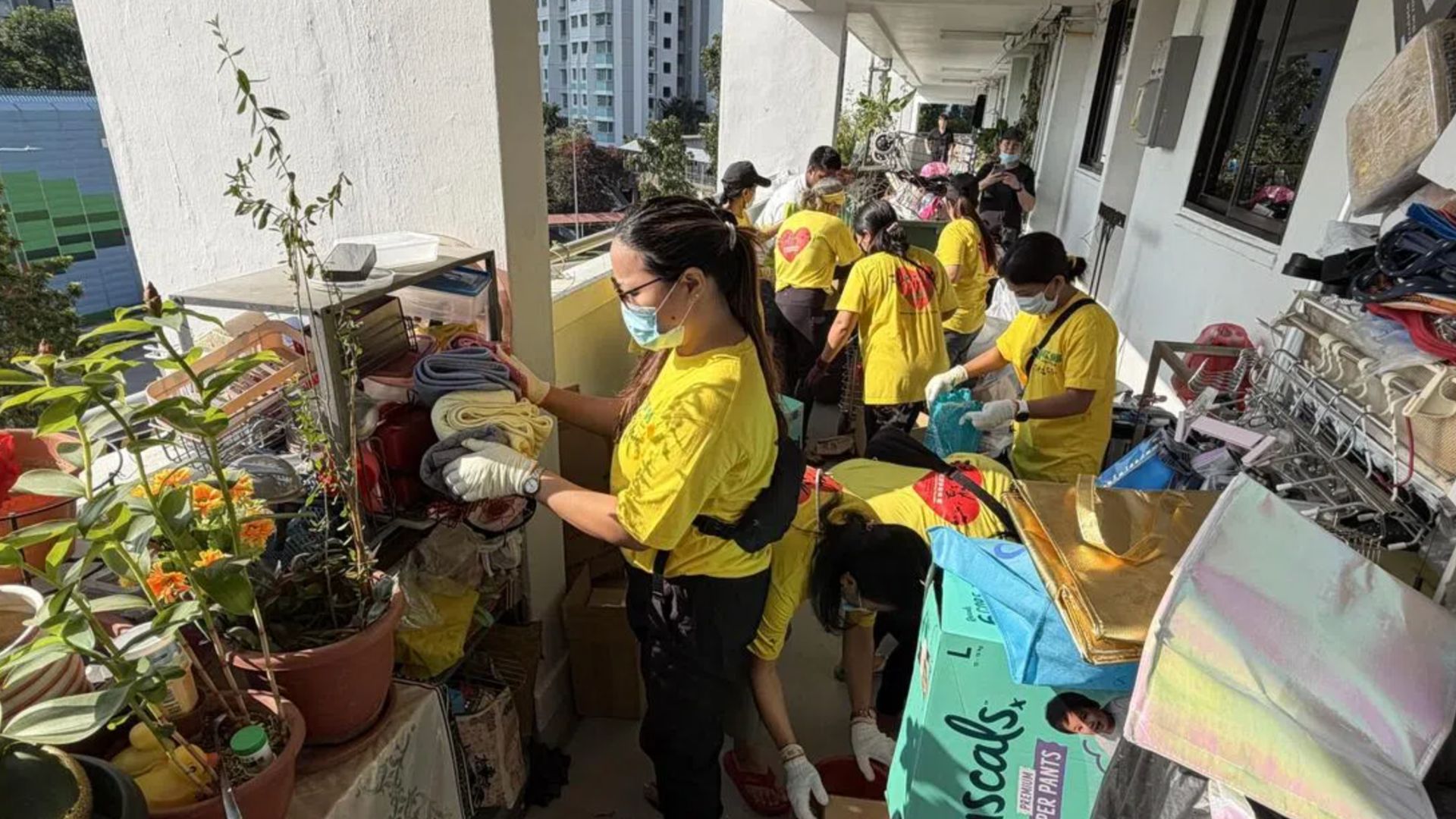 Elderly woman became emotional as volunteers clean her 'garbage house'