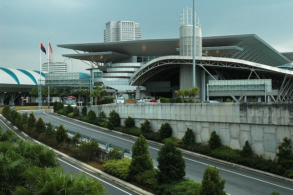 M’sian immigration officers return to S'porean owner bag containing S$4,700 that fell out of car at BSI