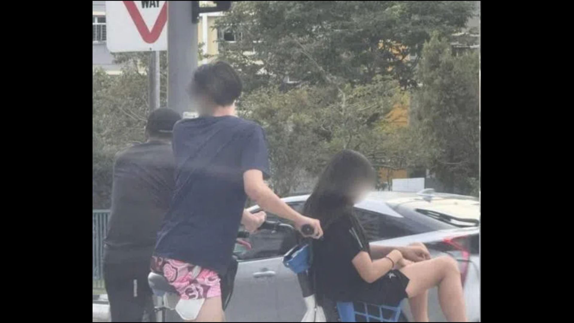 Man carried a girl in the basket of his bike, raised public concerns about safety 