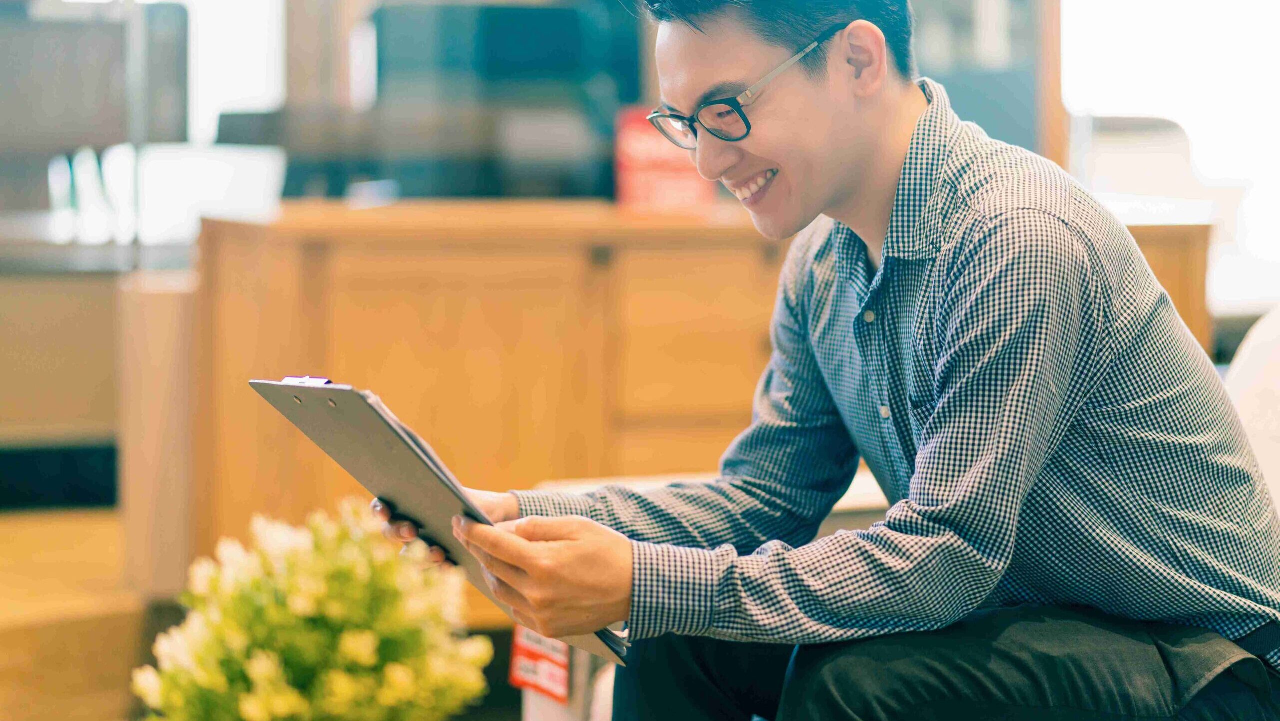 “My job isn’t that stressful and my hours are chill”: Man earning S$3k says he’s happier after stepping off the rat race and sticking with a chill job